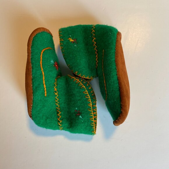 Handmade Green Wool Toddler Moccasins Embroidered Suede bottom NWOT - Picture 4 of 5